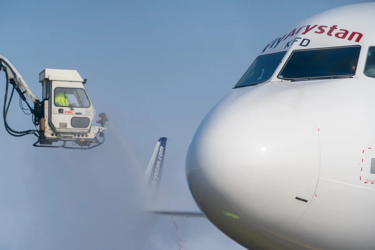 Де-айсинг и анти-айсинг: почему зимой самолет могут не допустить к рейсу