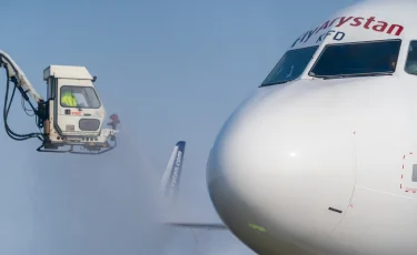 Де-айсинг и анти-айсинг: почему зимой самолет могут не допустить к рейсу