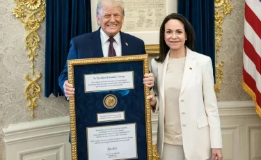 Дональду Трампу "вручили" медаль Нобелевской премии